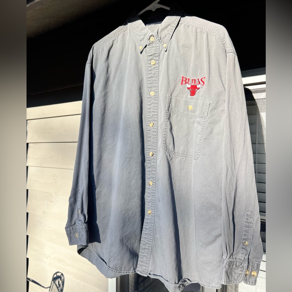 Vintage Men’s 90’s Chicago Bulls Button-Up Shirt - Sz L